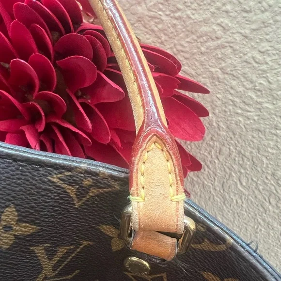 Monogram Canvas Montaigne GM- Large Travel Handbag removable strap. Lock/ key 🔐 - Picture 8 of 13